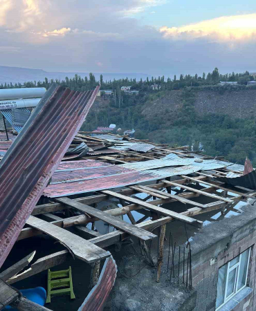 Kağızmanda Şi̇ddetli̇ Rüzgar Çatıları Uçurdu