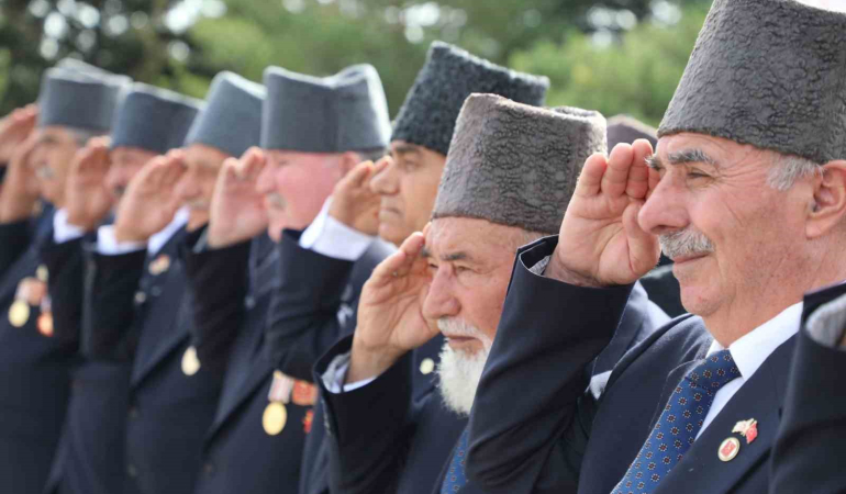 Kahramanlarla Bi̇rli̇kte Yürüdüler