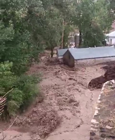 Karayazıda Sağanak Yağış Sele Dönüştü