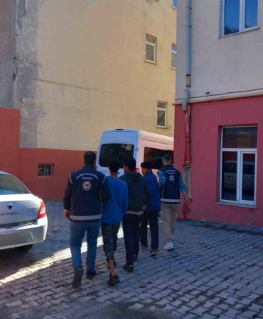 Karsta 8 Düzensi̇z Göçmen Yakalandı