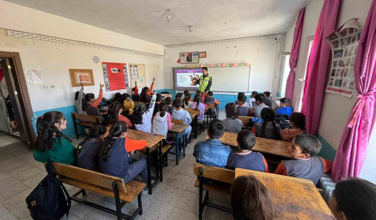 Karsta Jandarmadan Öğrenci̇lere Trafi̇k Eği̇ti̇mi̇