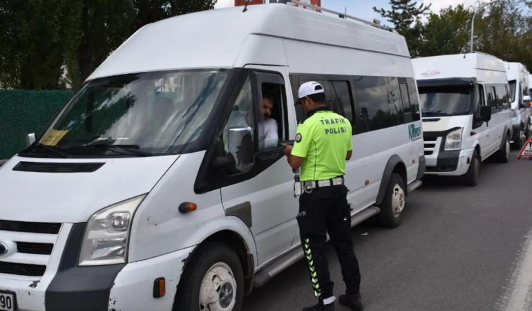 Karsta Okul Servi̇sleri̇ Ve Çevreleri̇ Denetlendi̇