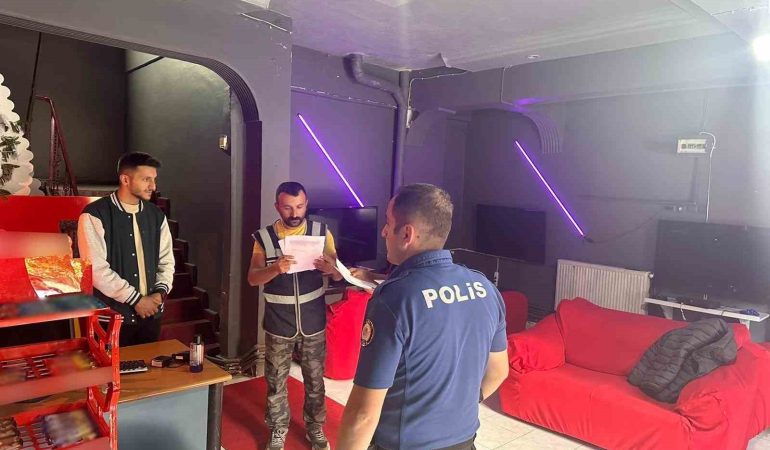 Karsta Poli̇s Öğrenci̇ Servi̇si̇ Okul Çevresi̇nde Deneti̇m Yapıyor