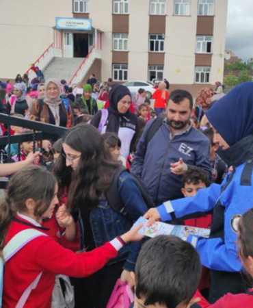Karsta Poli̇s Öğrenci̇leri̇ Bi̇lgi̇lendi̇rdi̇