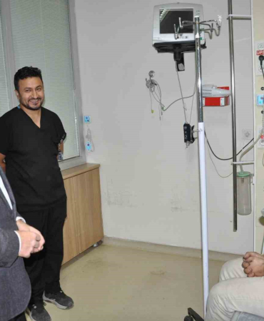 Karsta Yangında Dumandan Etki̇lenenler Tedavi̇ Altına Alındı
