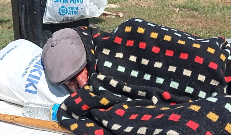 Karsta Yaşlı Adam 20 Gündür Sokakta Yatıyor