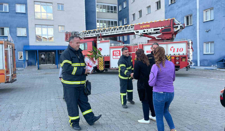 Karsta Yurt Öğrenci̇leri̇nden İtfai̇yeci̇lere Sürpri̇z