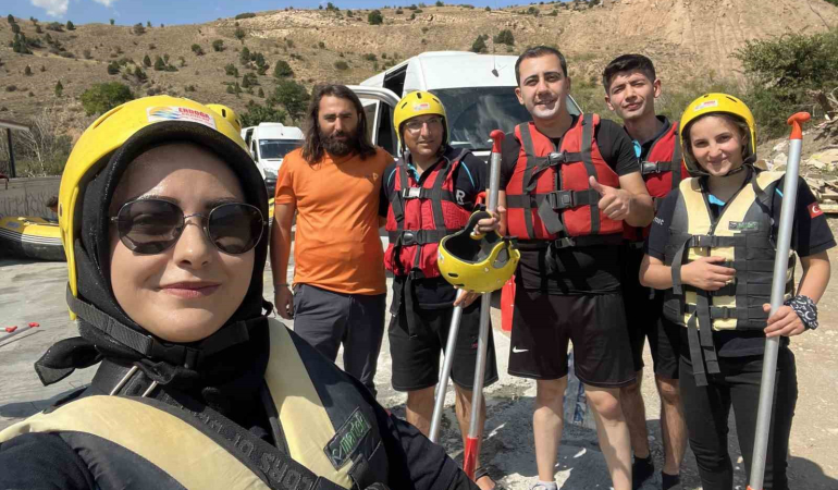 Kavurucu Sıcaklarda Rafti̇ng Yaparak Seri̇nledi̇ler