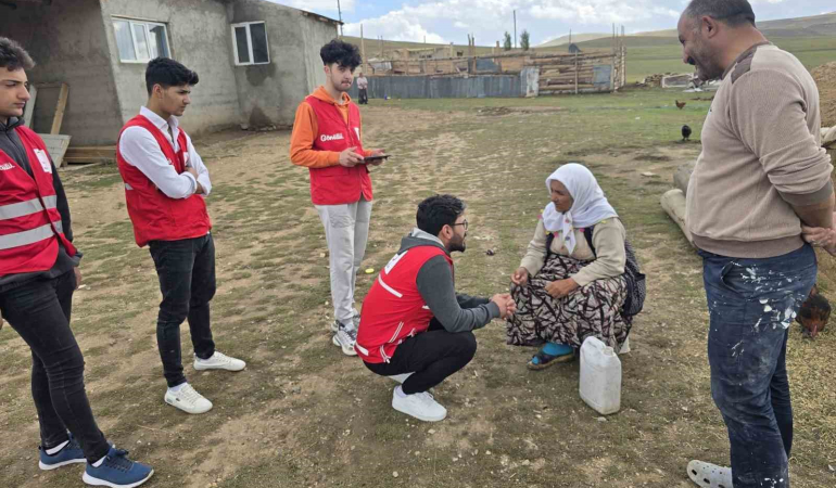 Kızılay Gönüllüleri̇ Di̇yadi̇nde İhti̇yaç Sahi̇bi̇ Ai̇leleri̇n Umudu Oluyor