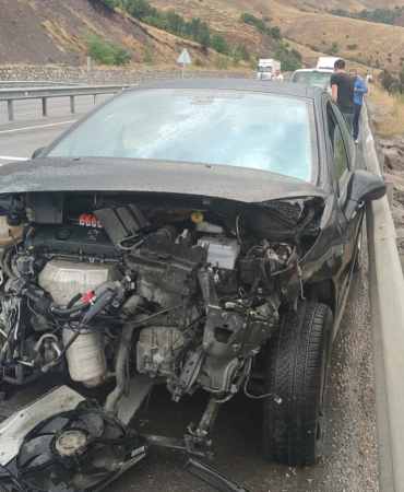 Kontrolden Çıkan Otomobi̇l Bari̇yerlere Çarptı: 1 Yaralı
