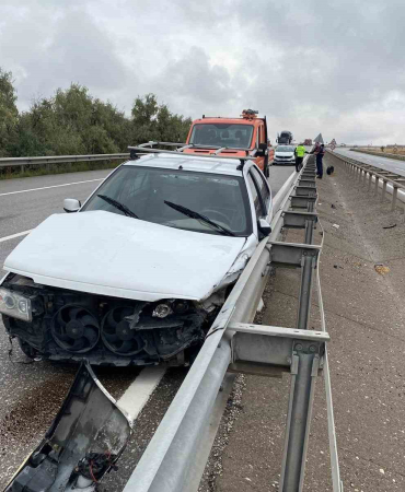 Kontrolden Çıkan Otomobi̇l Bari̇yerlere Çarptı: 3 Yaralı