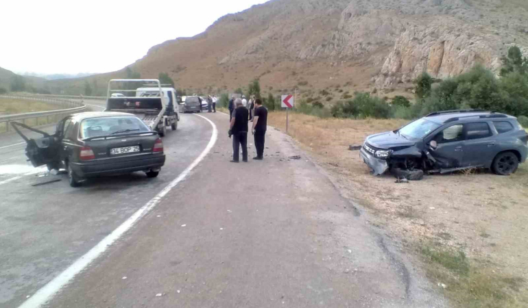 Konursu Köyü Yakınlarında Trafi̇k Kazası: 1 Ölü 2 Yaralı
