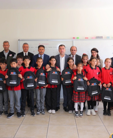 Köy Okullarındaki̇ Öğrenci̇lere Çanta Dağıtıldı
