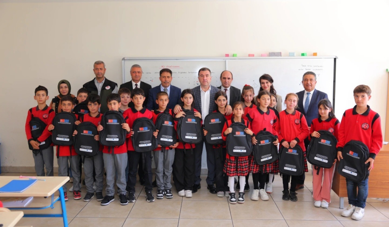 Köy Okullarındaki̇ Öğrenci̇lere Çanta Dağıtıldı