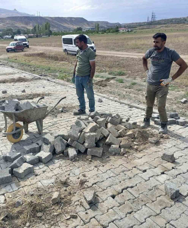 Köy Yollarına Parke Taşı Yapılıyor