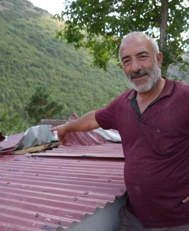 Kümesteki̇ Tavukları Yemek İçi̇n Çatıya Tırmanan Ayı Hem Çatıyı Hem De Kendi̇ni̇ Parçaladı