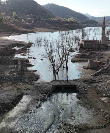 Kuraklık 14 Yıl Sonra Asırlık Köyü Ortaya Çıkarttı