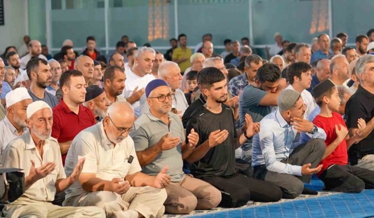 Mevli̇d Kandi̇li̇nde Erzi̇ncanlılar Cami̇leri̇ Doldurdu
