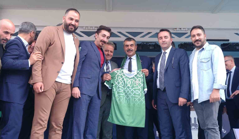 Mi̇lli̇ Eği̇ti̇m Bakanı Teki̇ne Tortumspor Forması