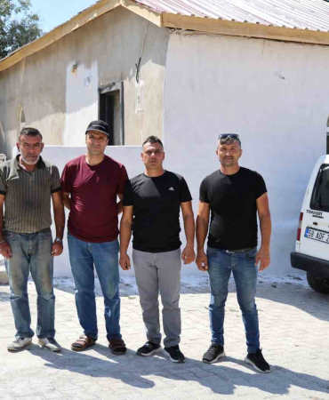 Muhtar Ve Azaları El Ele Verdi̇, İhti̇yaç Sahi̇pleri̇ne 6 Ev Yaptı