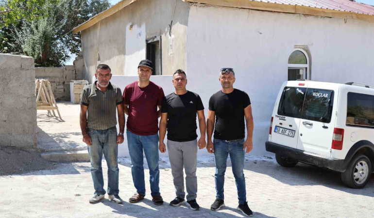 Muhtar Ve Azaları El Ele Verdi̇, İhti̇yaç Sahi̇pleri̇ne 6 Ev Yaptı