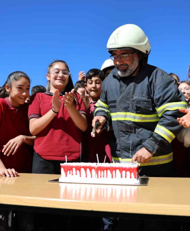 Muhtar Ve Öğrenci̇lerden İtfai̇ye Erleri̇ne Pastalı Sürpri̇z