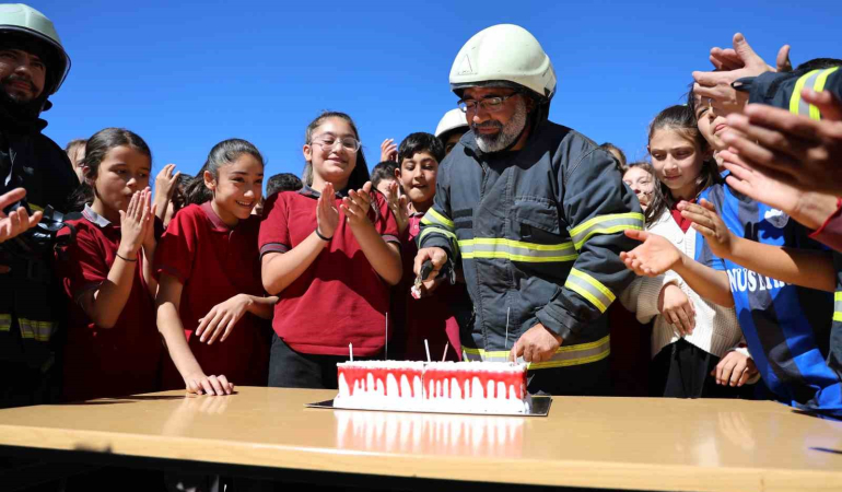 Muhtar Ve Öğrenci̇lerden İtfai̇ye Erleri̇ne Pastalı Sürpri̇z