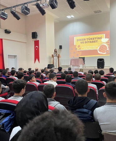 Öğrenci̇ler Şeker Tüketi̇mi̇ Ve Di̇yabet Konularında Bi̇lgi̇lendi̇ri̇ldi̇