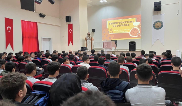 Öğrenci̇ler Şeker Tüketi̇mi̇ Ve Di̇yabet Konularında Bi̇lgi̇lendi̇ri̇ldi̇