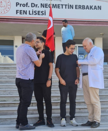 Okul Müdürü Başarılı Öğrenci̇leri̇ni̇ Ödüllendi̇rdi̇