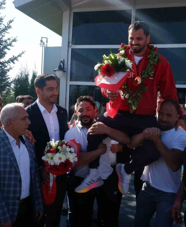 Oli̇mpi̇yat Şampi̇yonu İbrahi̇m Bölükbaşı, Memleketi̇ Erzurumda Omuzlarda Karşılandı