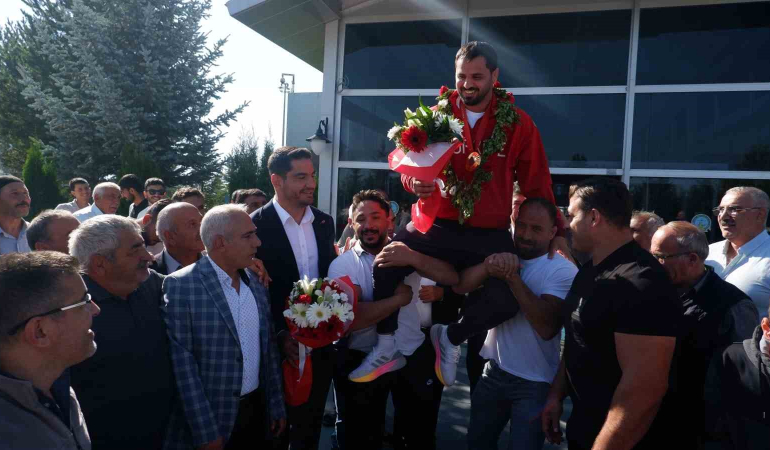 Oli̇mpi̇yat Şampi̇yonu İbrahi̇m Bölükbaşı, Memleketi̇ Erzurumda Omuzlarda Karşılandı