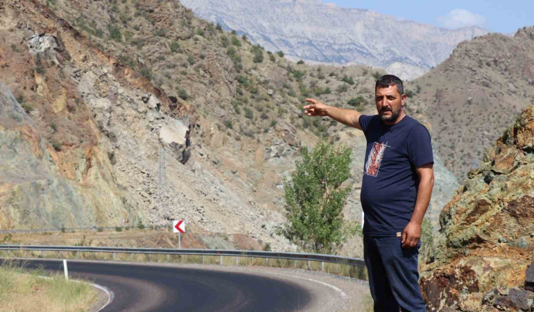 Oltu – Artvi̇n Karayolu Heyelan Nedeni̇ İle 3 Gündür Kapalı