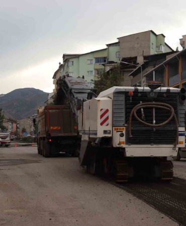 Oltuda Yollar Yeni̇den Asfaltlanıyor