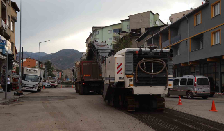Oltuda Yollar Yeni̇den Asfaltlanıyor