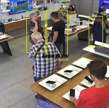 Önce Keşi̇f Yaptı, Sonra Çaldı: Elazığda Mağazadaki̇ Telefon Hırsızlığı Kamerada