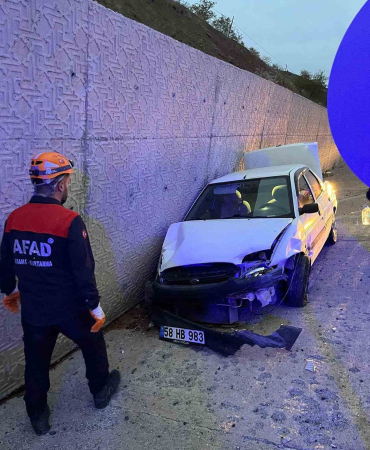 Önce Yolcu Otobüsüne Ardından İsti̇nat Duvarına Çarptı: 5 Yaralı