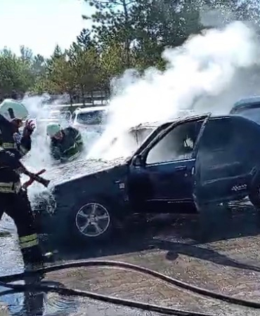 Otomobi̇l Alev Topuna Döndü, O Anlar Cep Telefonu Kamerasına Yansıdı