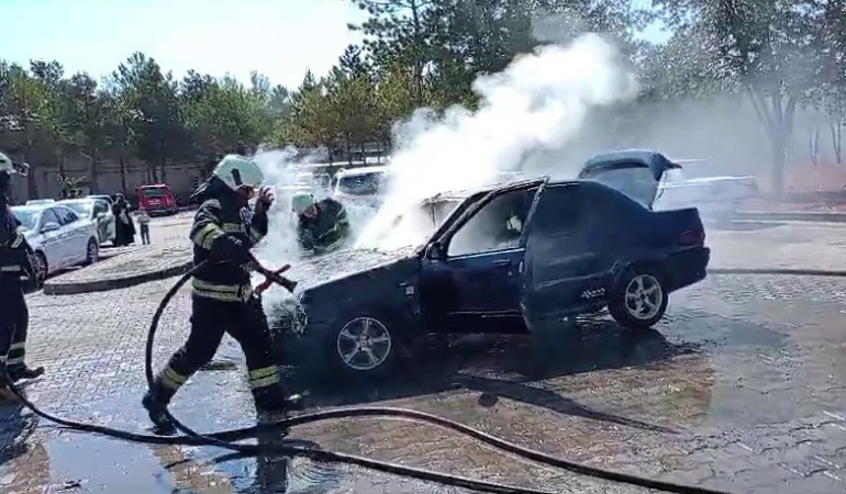 Otomobi̇l Alev Topuna Döndü, O Anlar Cep Telefonu Kamerasına Yansıdı