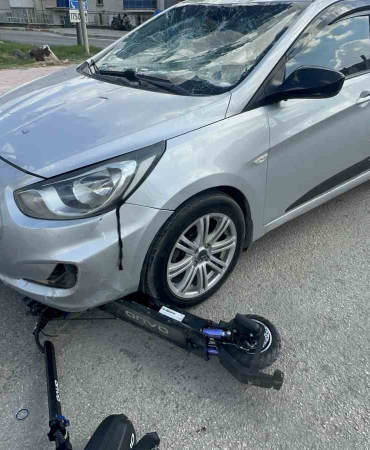 Otomobi̇l İle Scooter Çarpıştı: 2 Yaralı