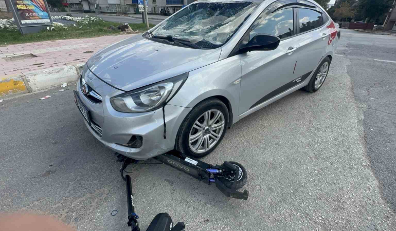 Otomobi̇l İle Scooterın Çarpışma Anı Kameralara Yansıdı
