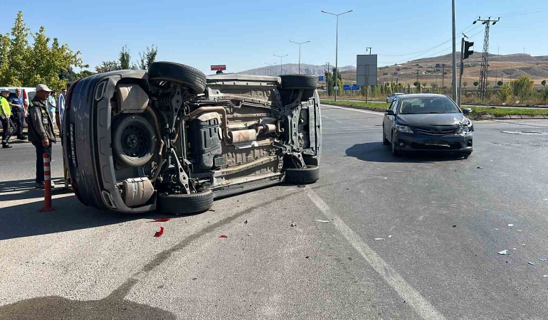 Otomobi̇li̇n Çarptığı Ci̇p Yan Yattı: 1 Yaralı