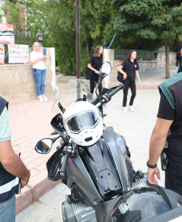 Poli̇s Eki̇pleri̇ Okul Önleri̇nde Göz Açtırmıyor