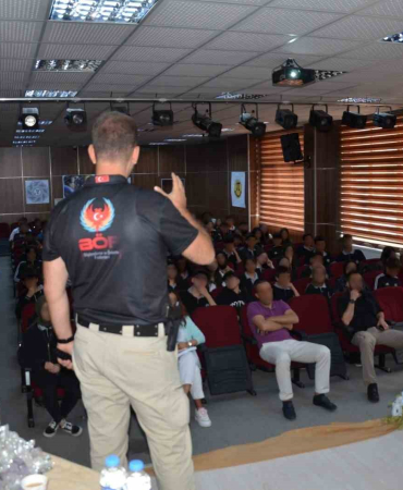 Poli̇sten Öğrenci̇lere Terör Bi̇lgi̇lendi̇rmesi̇