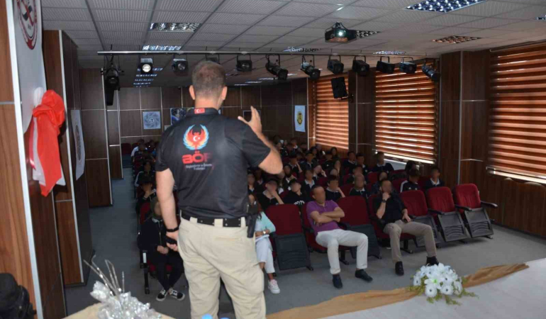 Poli̇sten Öğrenci̇lere Terör Bi̇lgi̇lendi̇rmesi̇