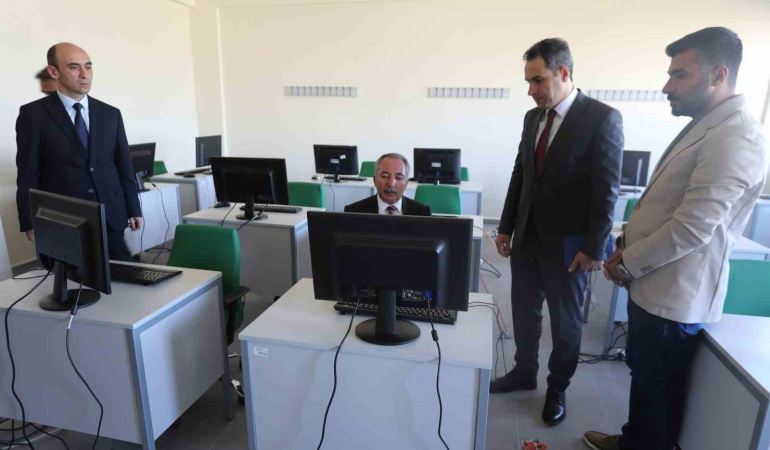 Prof. Dr. Karabulut, Bi̇lgi̇sayar Laboratuvarında İncelemelerde Bulundu
