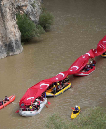Rafti̇ng Yapan Gazi̇ler Karasu Nehri̇nde 50 Metre Uzunluğunda Türk Bayrağı Açtı