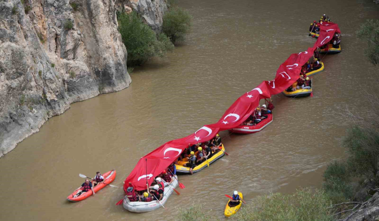 Rafti̇ng Yapan Gazi̇ler Karasu Nehri̇nde 50 Metre Uzunluğunda Türk Bayrağı Açtı