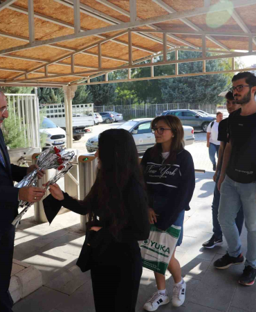 Rektör Göktaş, Öğrenci̇leri̇ Karanfi̇llerle Karşıladı