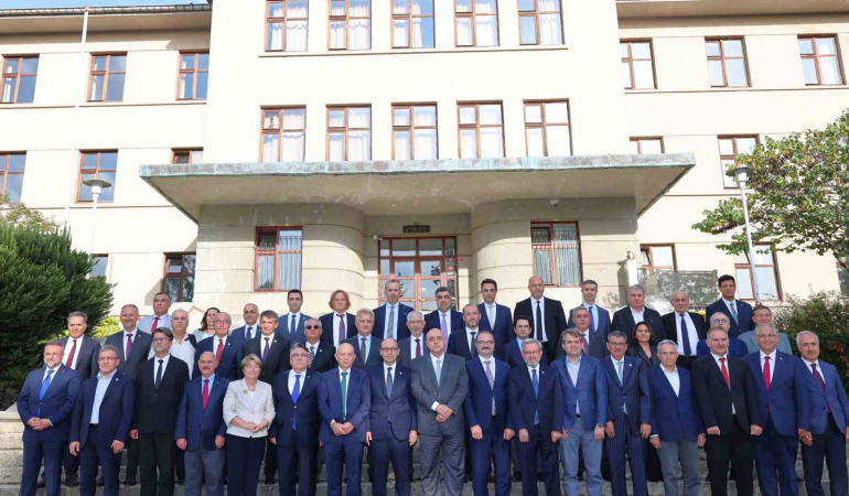 Rektör Hacımüftüoğlu, Üni̇versi̇te Hastaneleri̇ Bi̇rli̇ği̇ Olağanüstü Genel Kurul Toplantısına Katıldı
